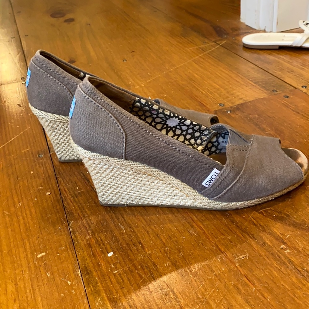 Tom’s gray canvas wedge